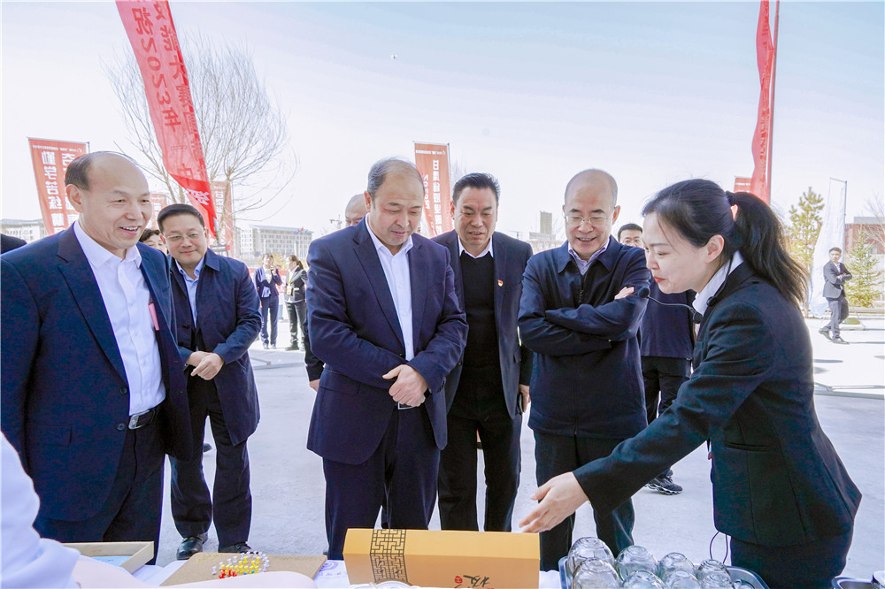 1680256382547079004.jpg 2023年3月31日 学校参加2023年甘肃省技能大赛开幕式 (2).jpg