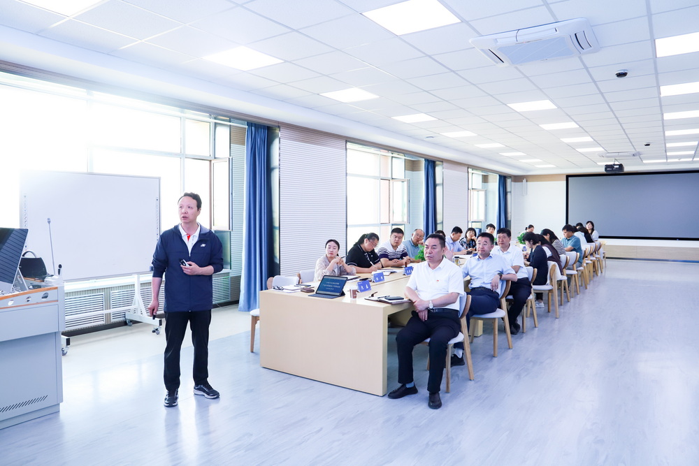 2023年9月6日 英国365上市官网产业学院建设工作推进会 (6)_调整大小.jpg